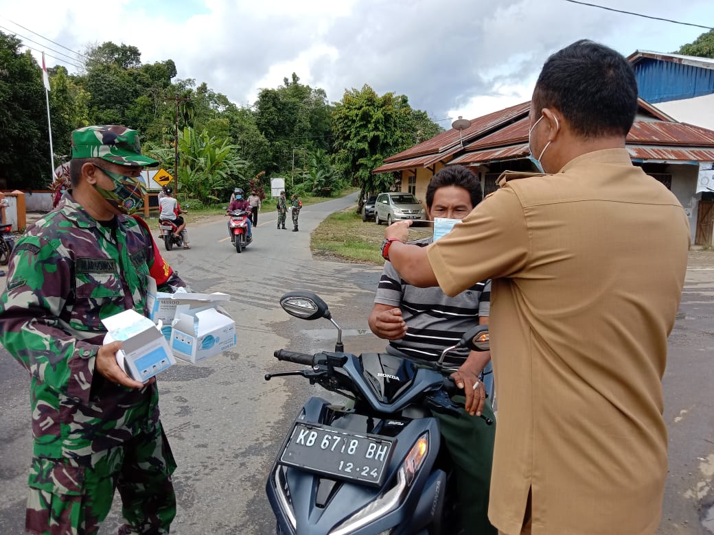 Putus Mata Rantai Covid-19, Babinsa Toho bersama Pemdes Toho ilir Bagikan Masker dan Imbau Prokes