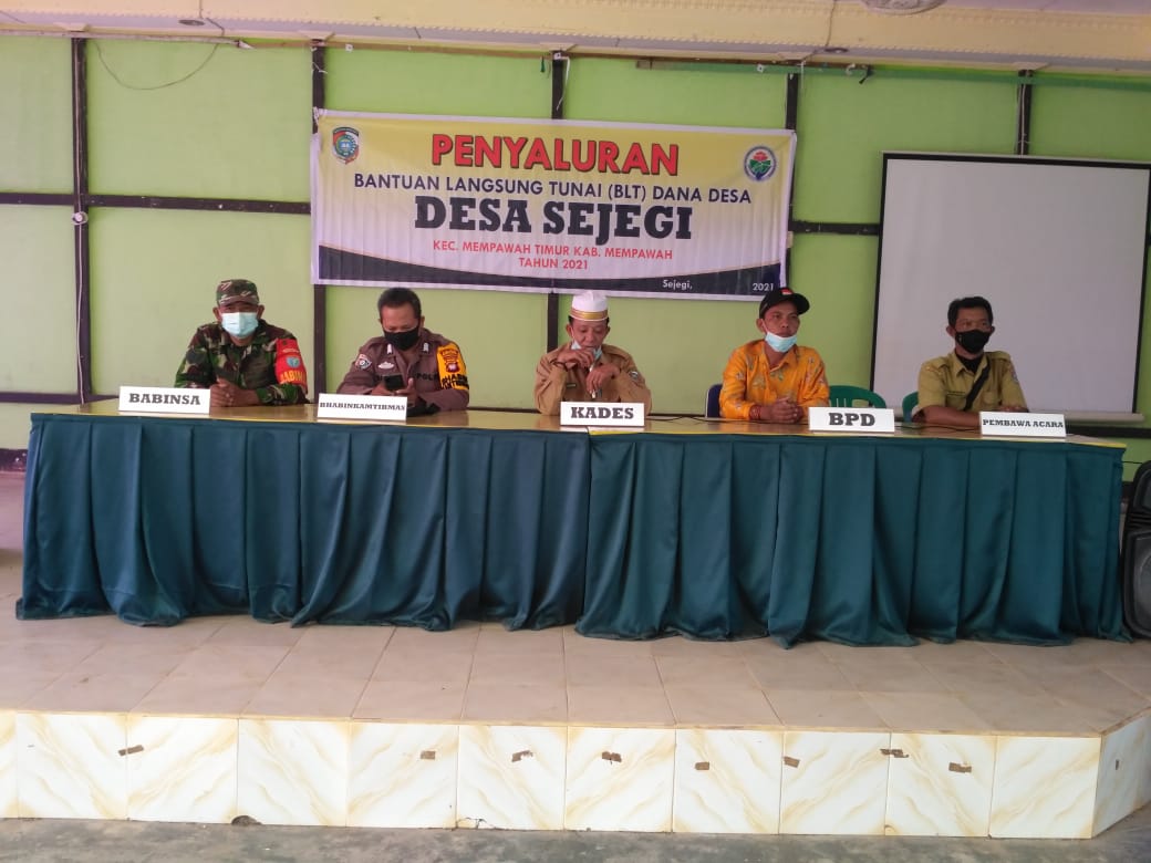 Babinsa Sejegi Dampingi Masyarakat Penerima BLT-DD