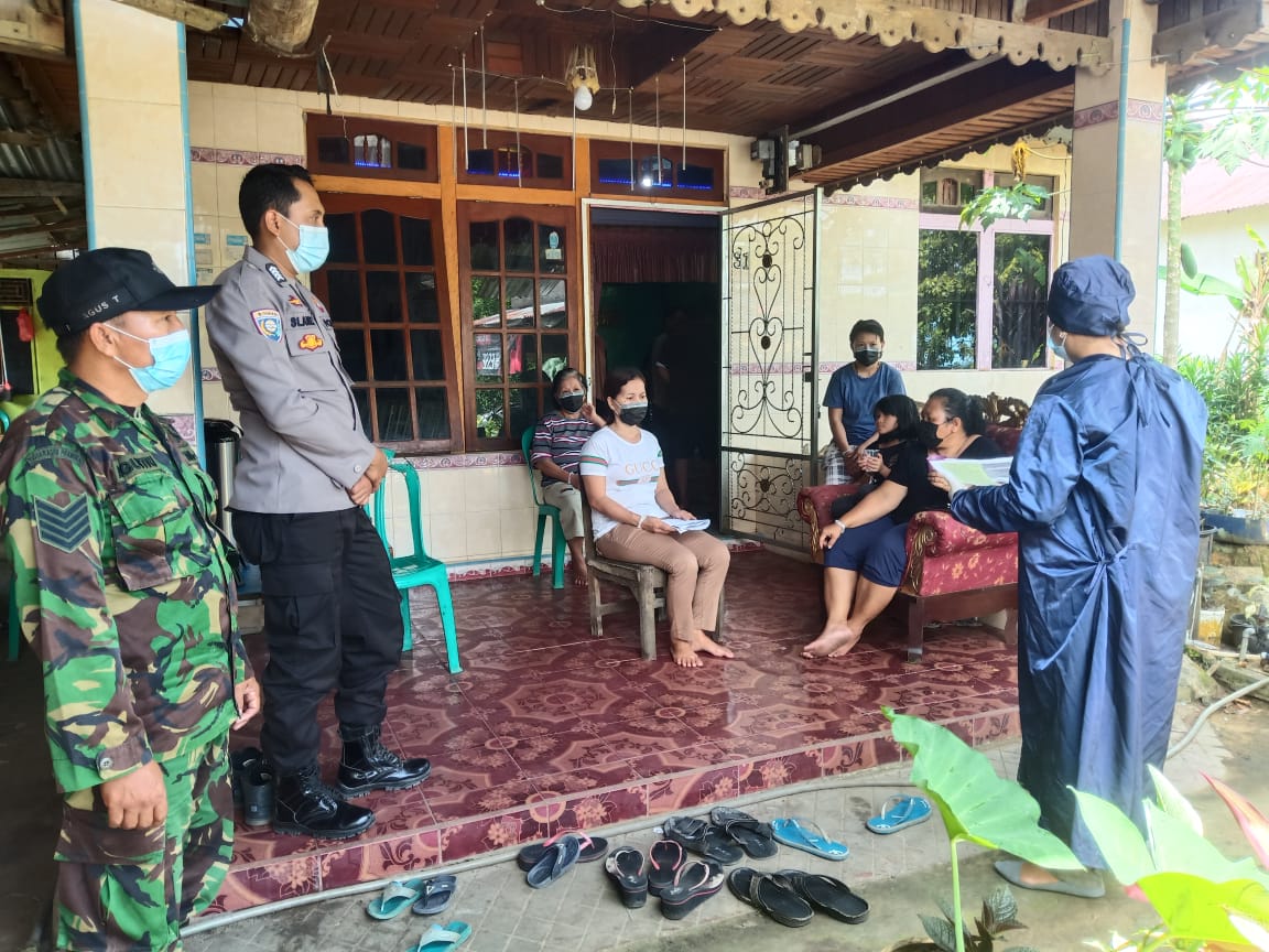 Tim Tracing Tes Keluarga Pasien Covid-19 Didampingi oleh Babinsa Menjalin