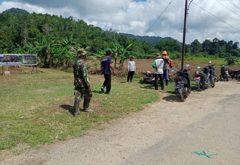 Babinsa Toho Bersama Masyarakat Kerja Bakti di Desa Pentek