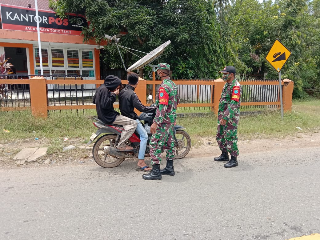 Tingkatkan Disiplin Prokes, Koramil 1201-05/Toho Gelar Razia Masker