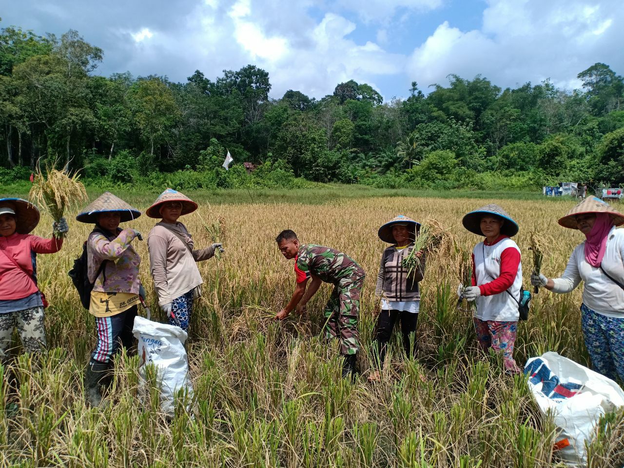 Koramil Sungai Pinyuh Komit Dukung Petani