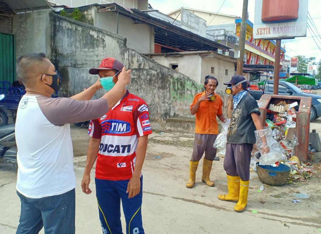 Babinsa Serda Aliwiro Beri Petugas Kebersihan Masker Gratis