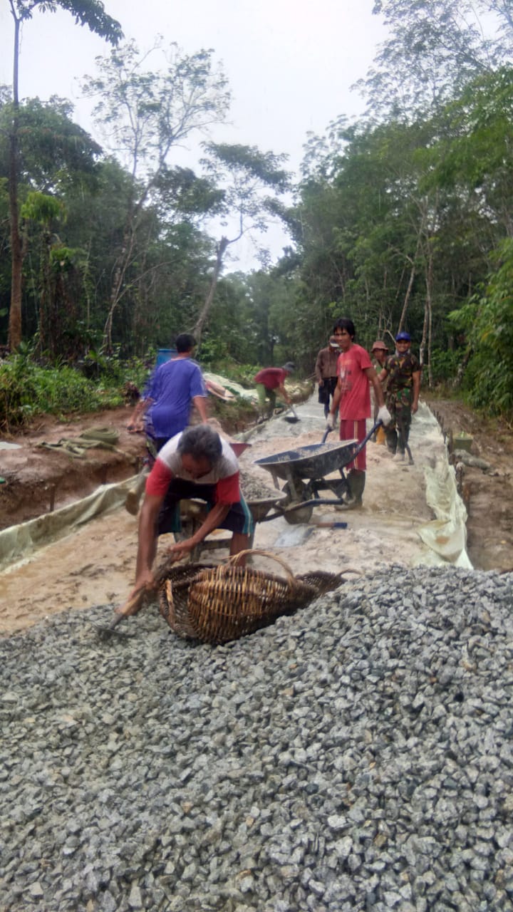 Ditengah Kesibukan, Babinsa Toho Sempatkan Bantu Warga Buat Jalan Rabat Beton