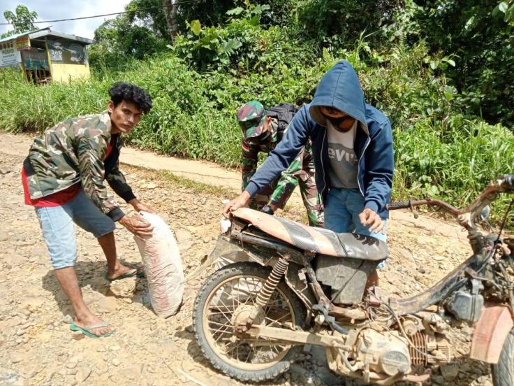 Babinsa Sebadu dan Pemerintah Desa Melaksanakan Penyemprotan Disinfektan