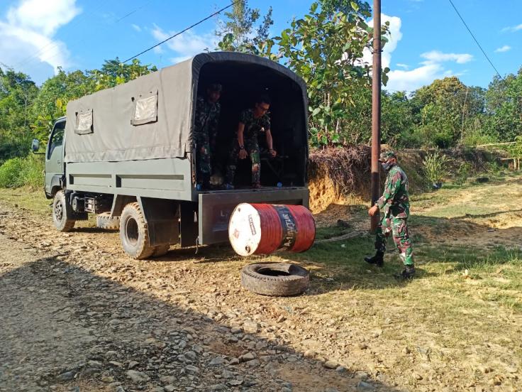Babinsa Koramil 1201-05/Toho,Membagikan Masker Secara Gratis Kepada Masyarakat di Desa Sepang