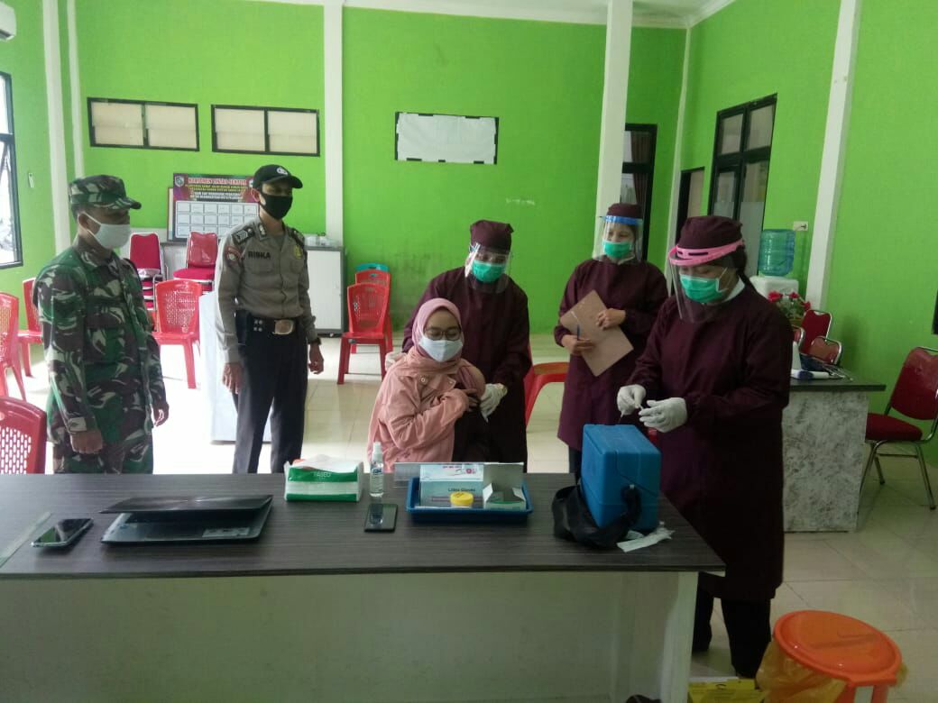 Kegiatan Babinsa Koramil Sungai Pinyuh Dampingi Vaksinator Suntik Nakes