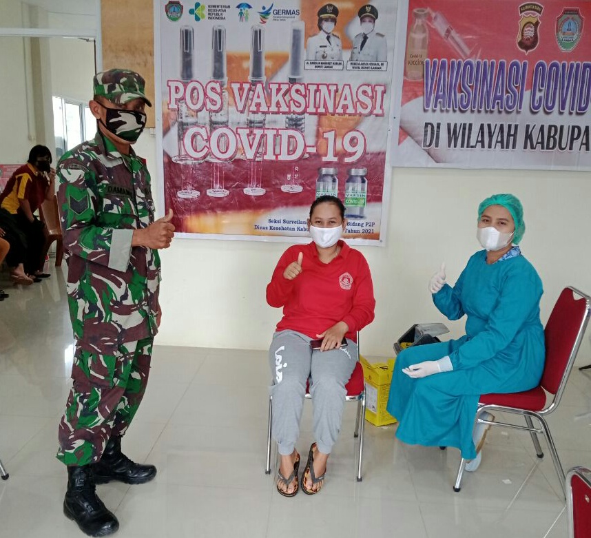 Babinsa Koramil Sengah Temila Monitor Vaksinasi Para Guru di Puskesmas Pahauman 