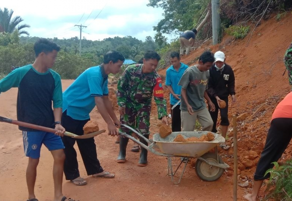Kerjasama yang Baik, Babinsa dan Warga Kerja Bakti Perbaiki Jalan Berlubang
