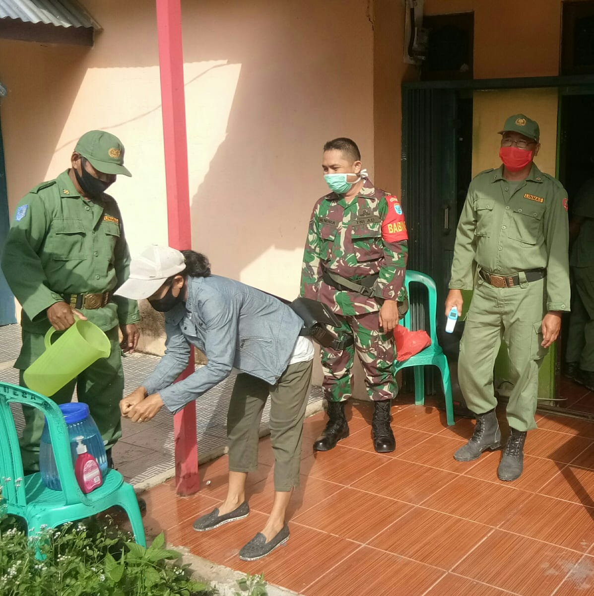 Edukasi, Linmas Dijadikan Pelopor Prokes oleh Babinsa Koramil Sengah Temila 