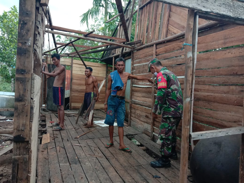 Babinsa Kodim 1201/Mph Rehab Rumah Seorang Nenek di Sungai Pinyuh