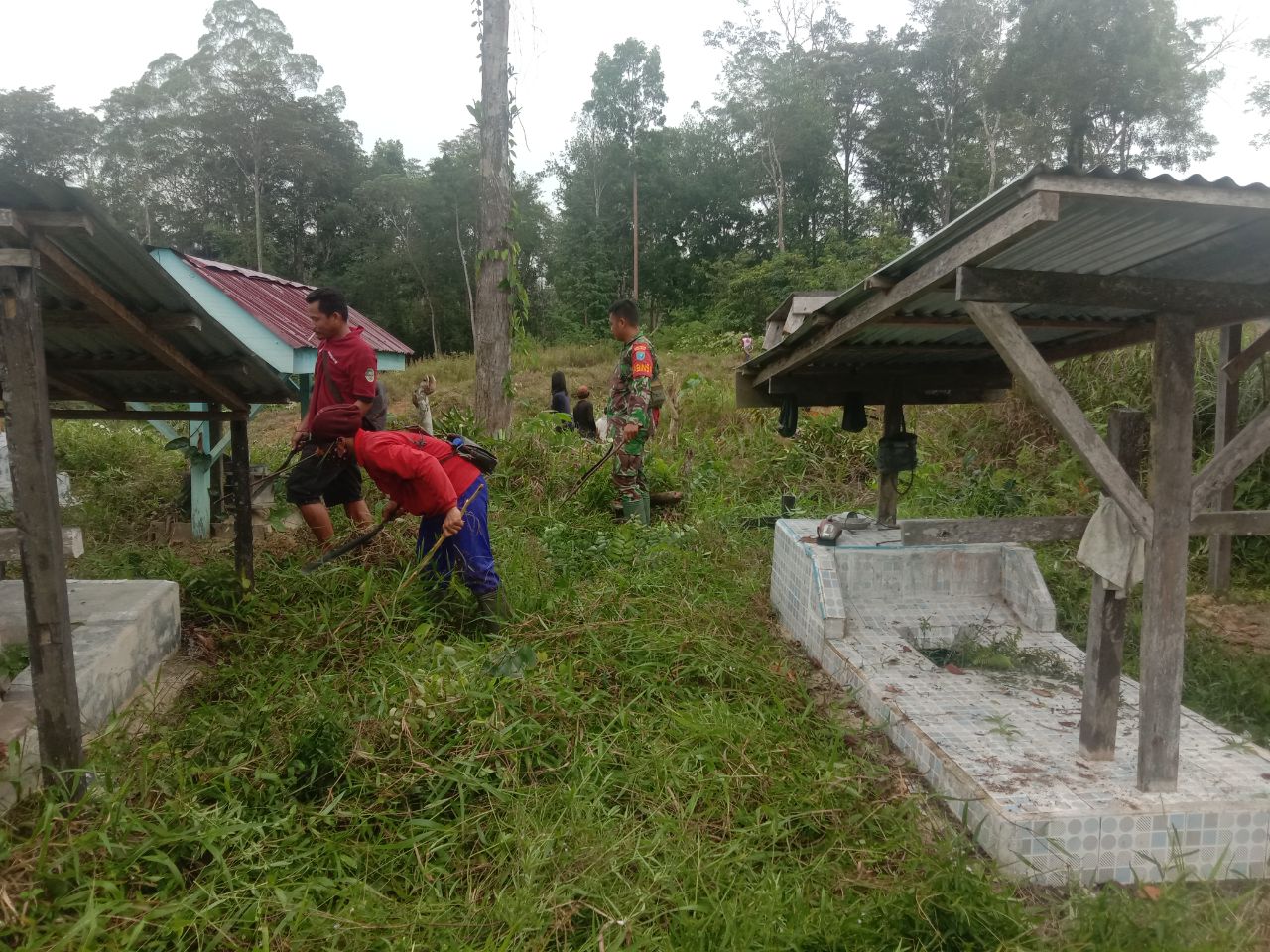 Tingkatkan Budaya Gotong Royong, TNI dan Warga Bersihkan Makam