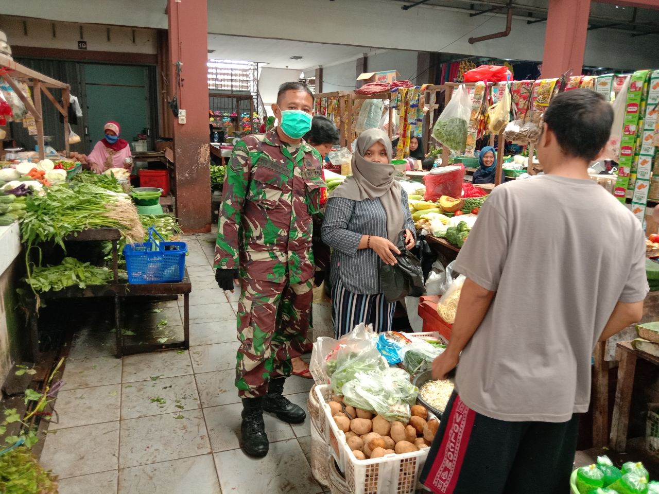 Babinsa Jungkat Mengecek Ketertiban dan Keamanan Pasar