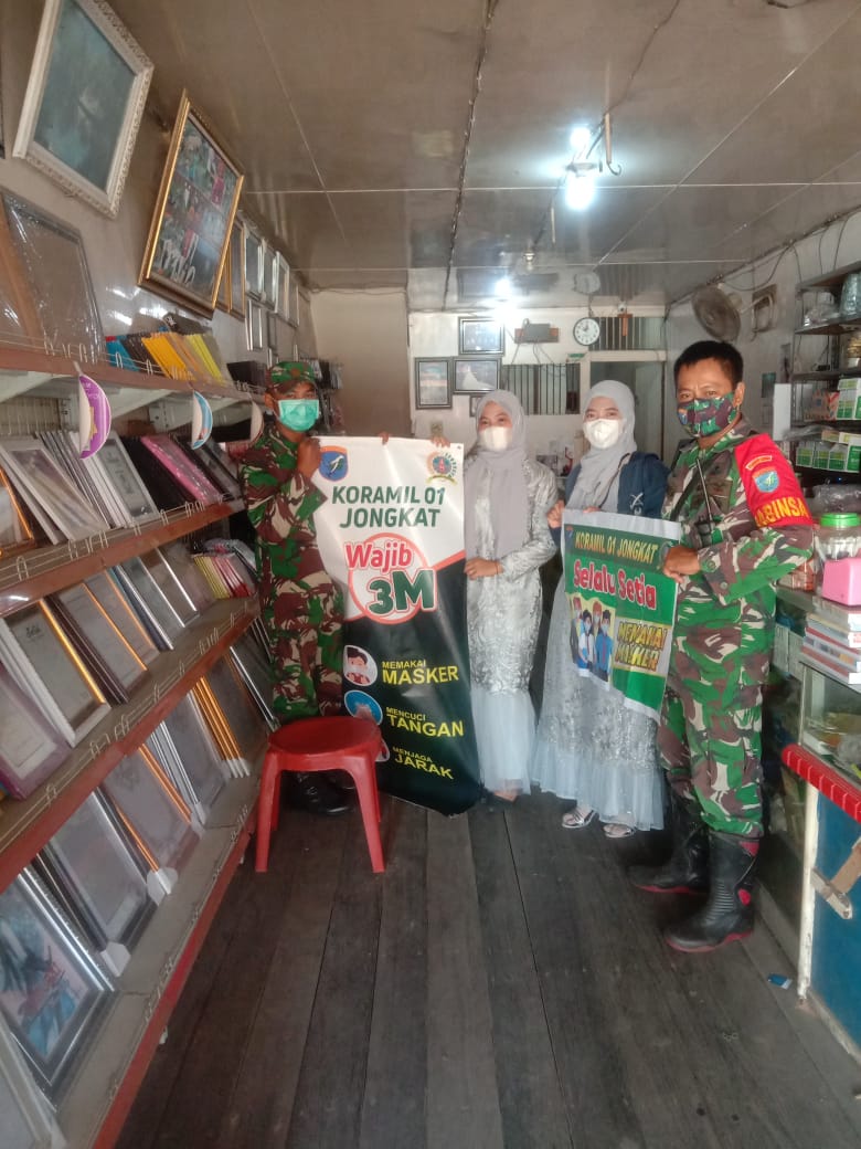 Babinsa Jungkat Ajak Pengunjung Pasar Patuhi Prokes Dengan Menerapkan 5M