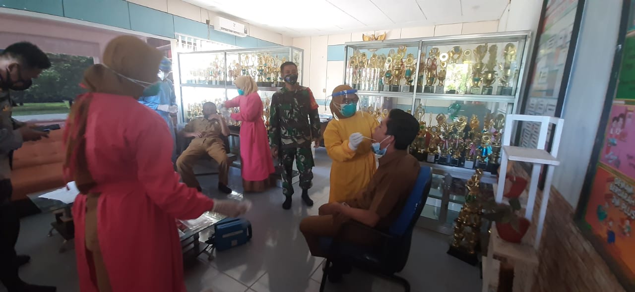 Babinsa Sungai Pinyuh Gencar Dampingi Tracing dan Testing Covid-19