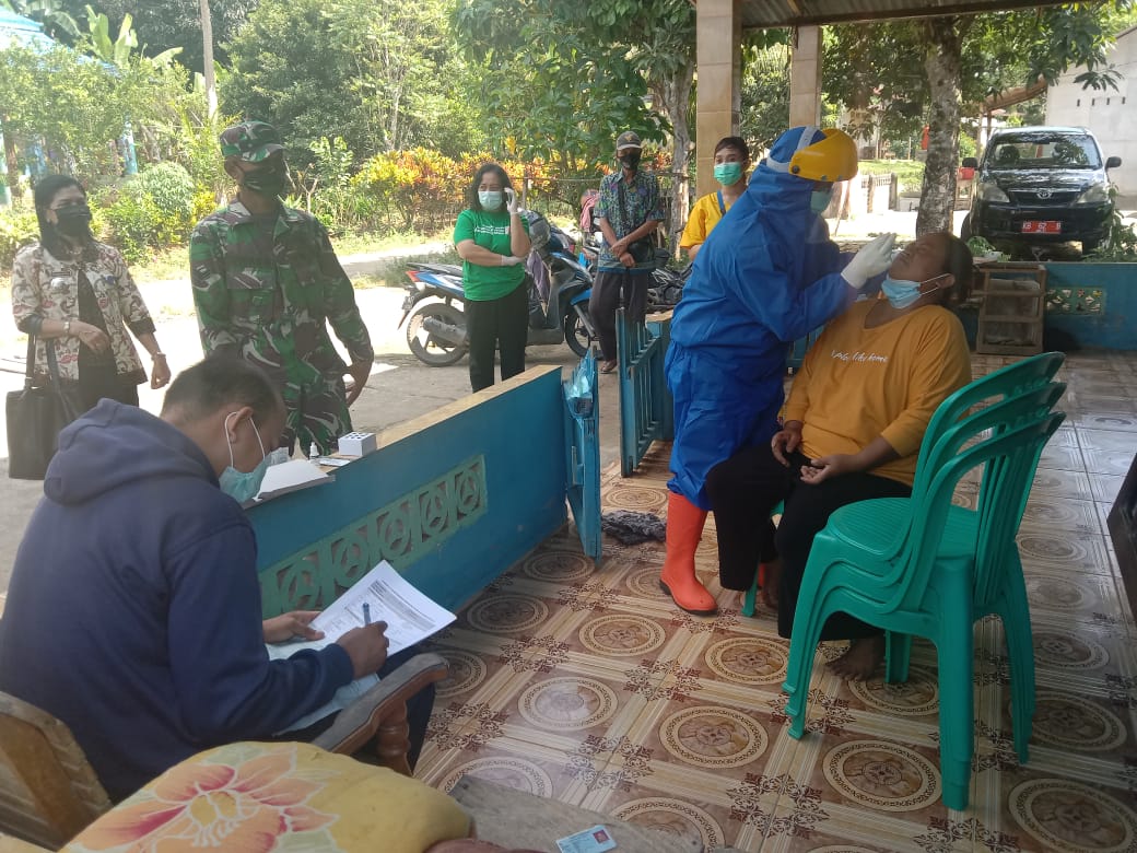 Babinsa Toho Dampingi Petugas kesehatan Laksanakan Tracing di Desa Sambora