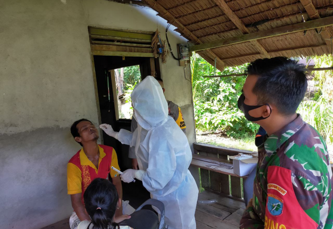 Tracing dan Vaksinasi Dikawal Ketat Babinsa Koramil Sengah Temila, untuk Cegah Penularan Covid-19