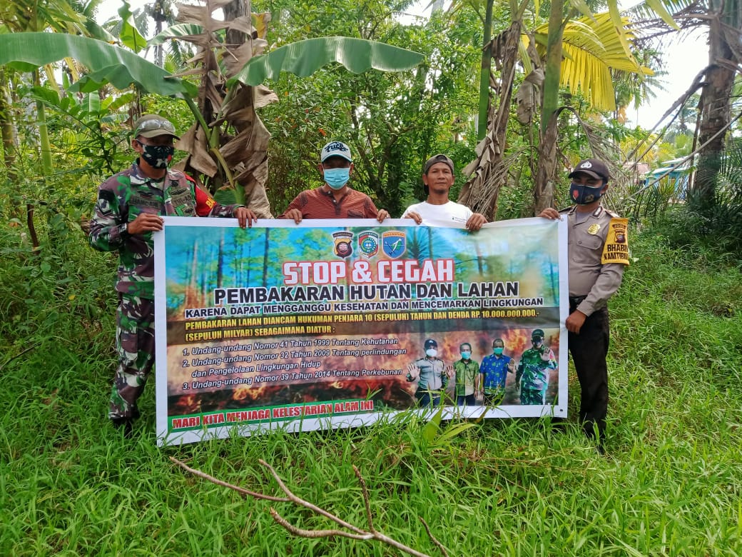 Babinsa Sungai Kunyit bersama Bhabinkamtibmas Gelar Patroli dan Sosialisasi Cegah Karhutla
