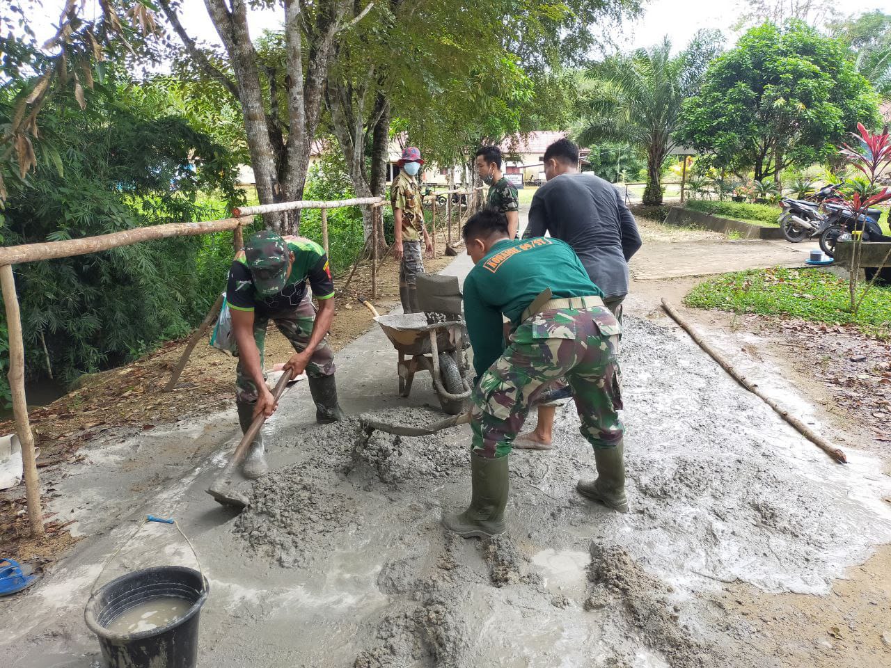 Koramil Sengah Temila Perbaiki Jalan Masuk Kantor Kecamatan 