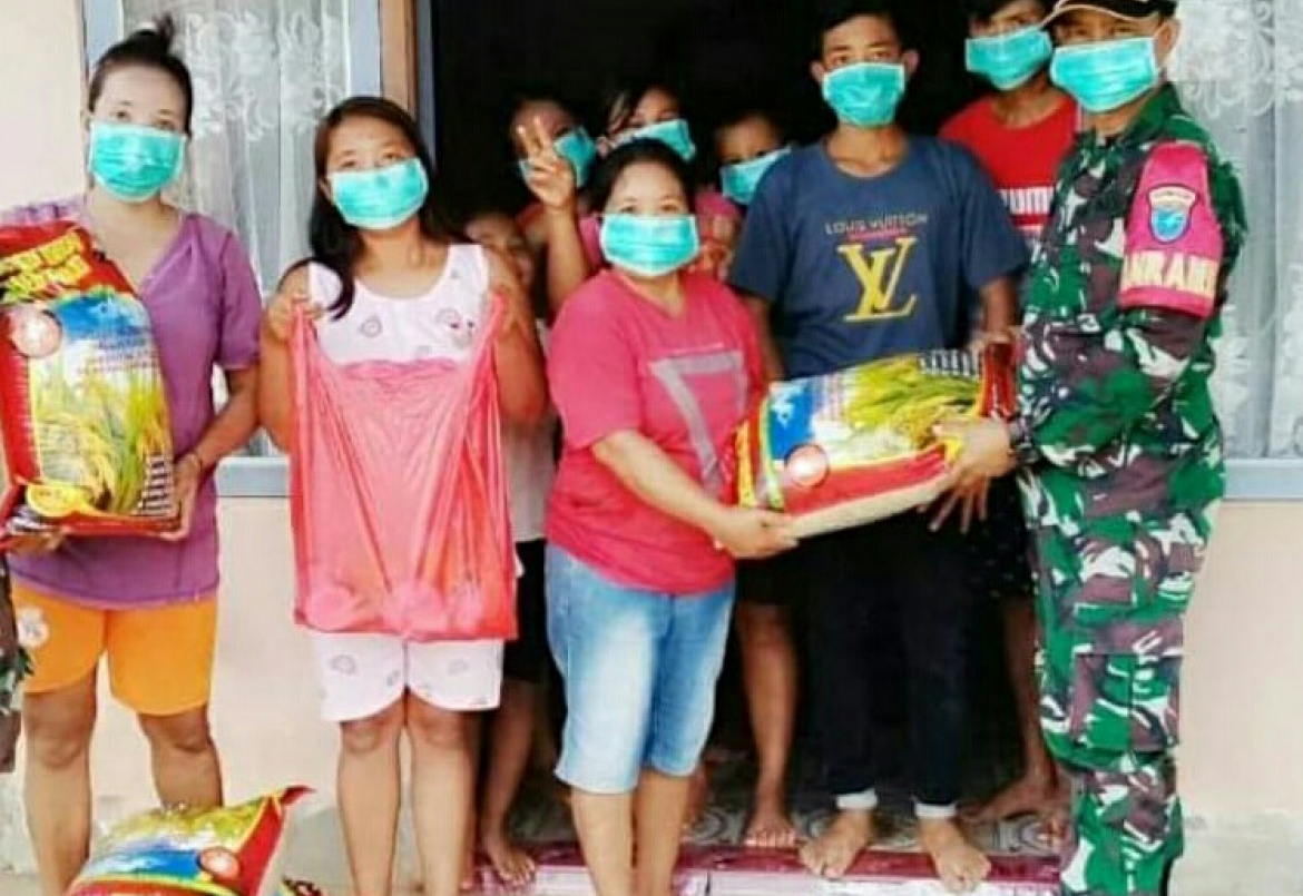 Kelompok Tani Desa Paloan Terima Stimulan dari Danramil Sengah Temila