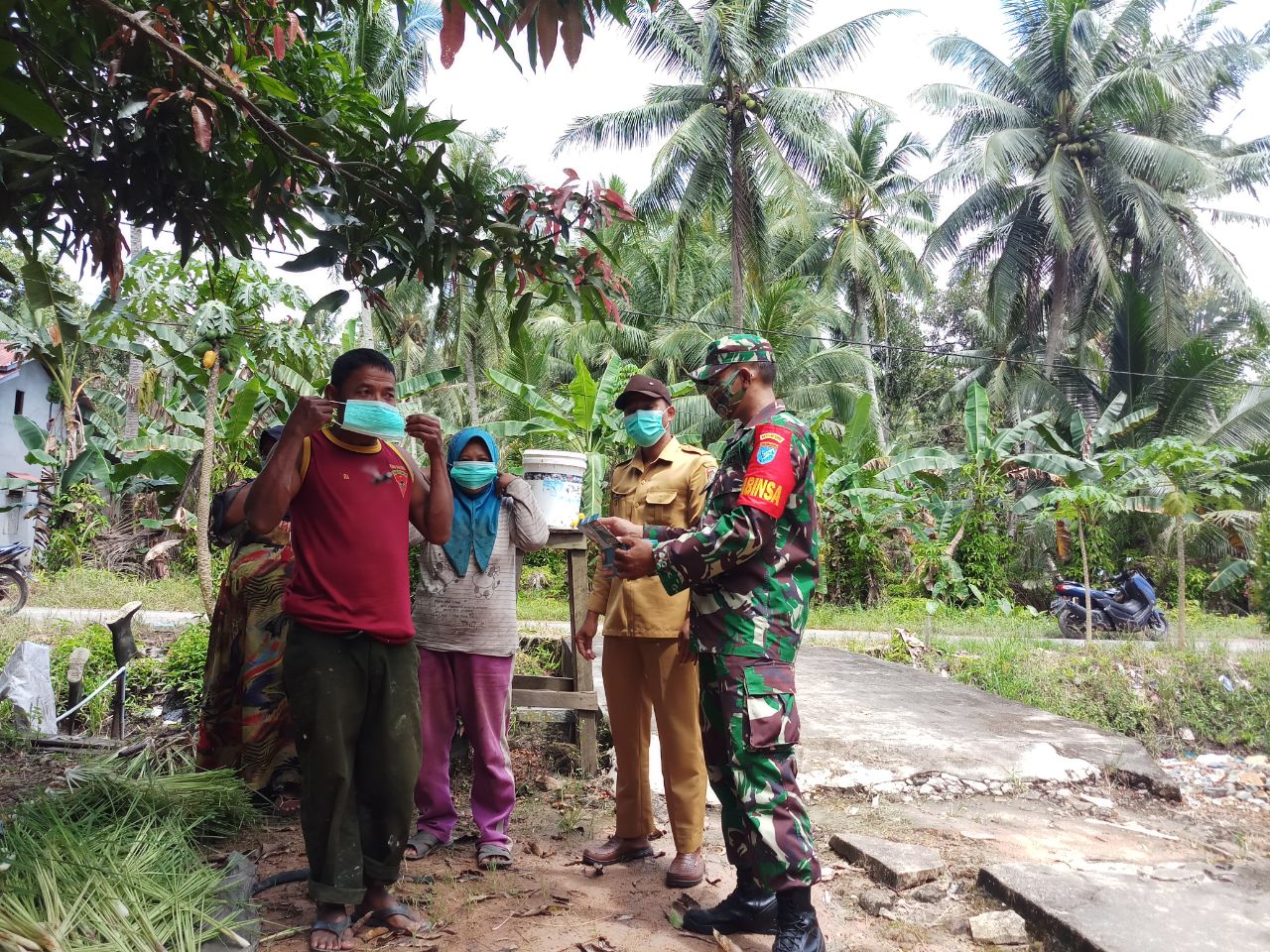 Babinsa Koramil Pinyuh Bagikan Masker Untuk Lindungi Warga dari Covid-19