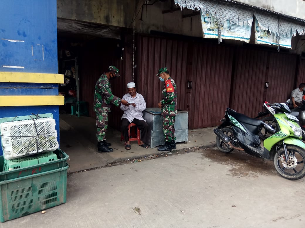 Cegah Penularan Covid-19, Babinsa Jungkat Bagikan Masker Gratis Kepada Warga