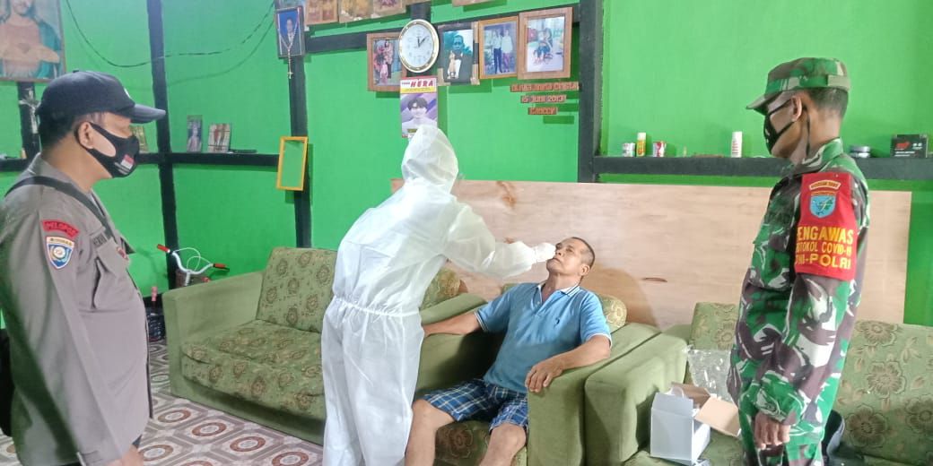 Cegah Covid-19, Babinsa Koramil Sengah Lakukan Pengawalan Tracing