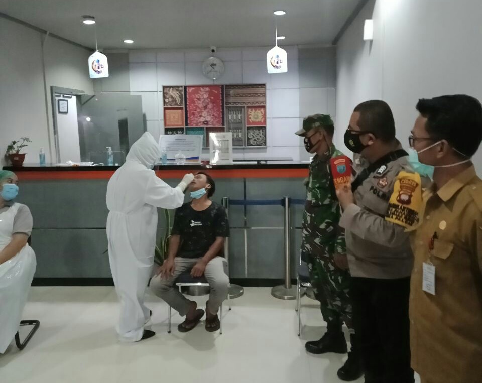 Babinsa Koramil Sengah Temila Kawal TGC Puskesmas Pahauman Tracing di Desa Paloan