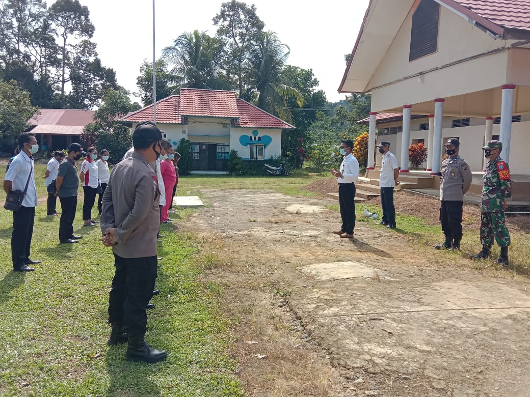 Babinsa Koramil Sengah Temila Bersama Camat dan Tim Puskesmas Pahauman Lakukan Swab Random