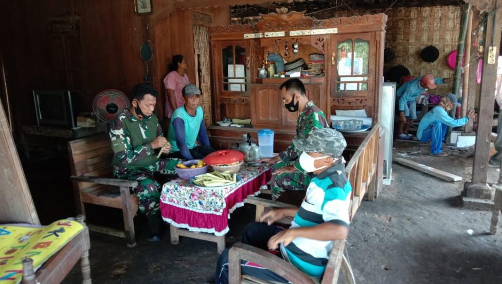 Babinsa Sungai Pinyuh Patroli dan Sosialisasikan Pencegahan Karhutla