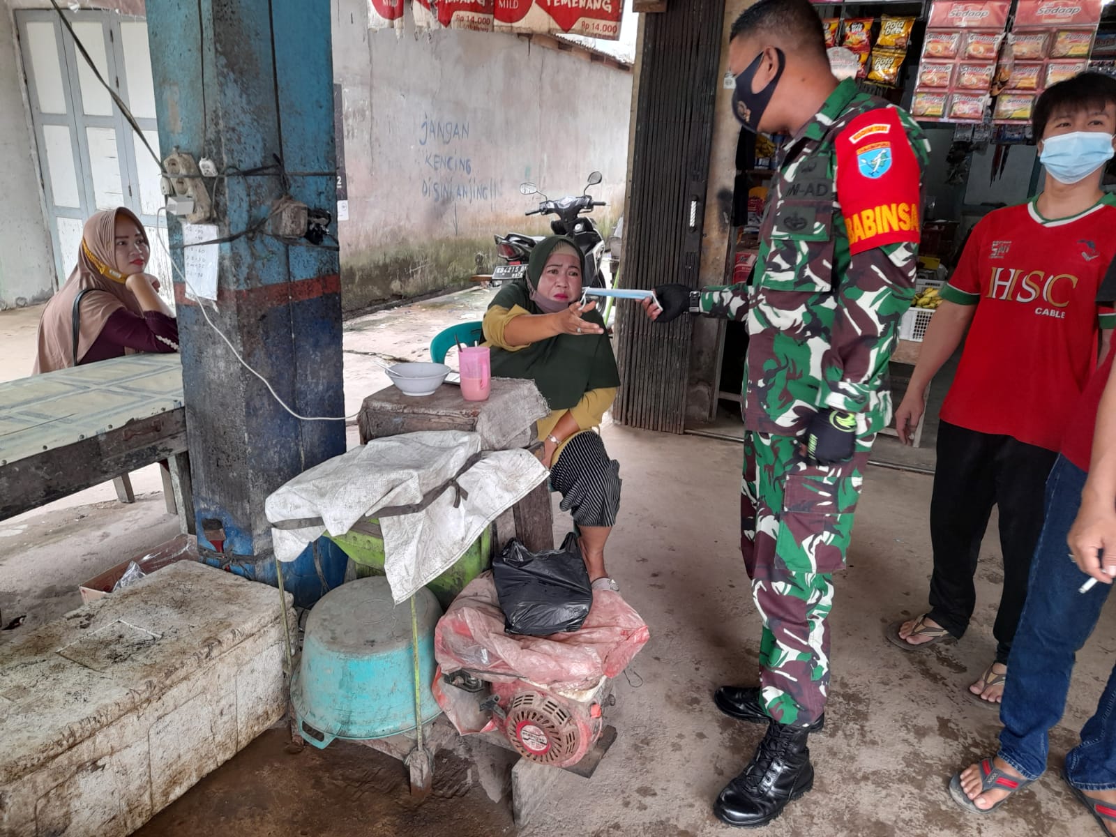 Jumat Berfaedah, Babinsa Sungai Kunyit Bagikan Masker Gratis