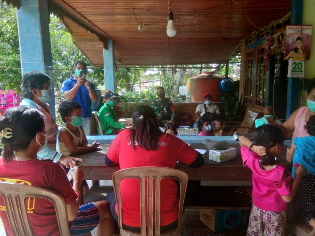 Kepedulian Koramil Ngabang Dampingi Petugas Posyandu