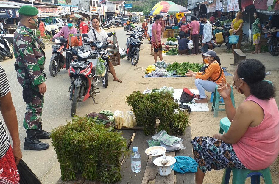 Landak – Pasca Bapantang Balala Nagari, Koramil 1201-09/Sengah Temila mengecek aktifitas warga dalam Pemberlakuan Pembatasan Kegiatan Masyarakat (PPKM) di Pasar Pahauman.