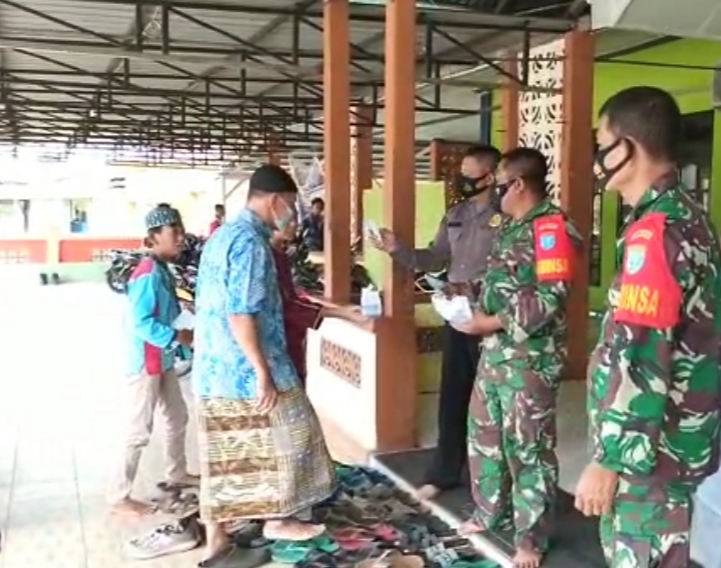 Dandim 1201 Apresiasi Sinergi Babinsa dan Bahabinkamtibmas Bagikan Masker di Tempat Ibadah