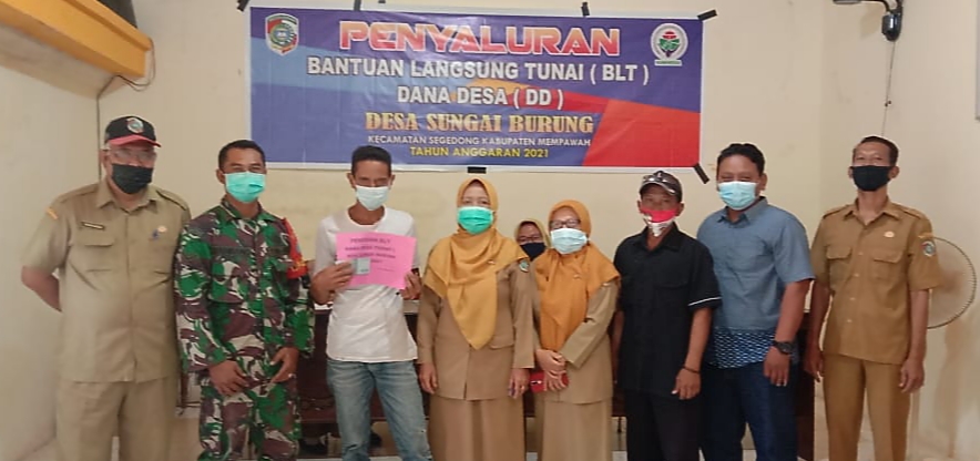 Babinsa Jungkat Dampingi Pembagian BLT-DD Di Segedong