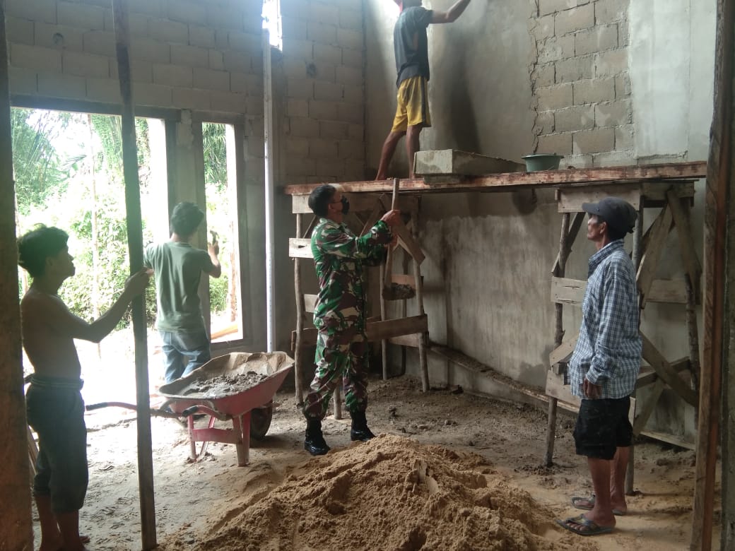 Dandim 1201 Apresiasi Babinsa Menjalin Bantu Warga Perbaiki Rumah