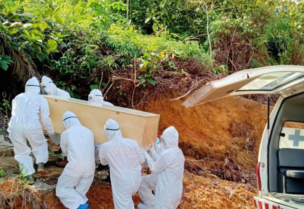 Babinsa Koramil Ngabang Setia Dampingi Setiap Pemakaman Pasien Covid-19