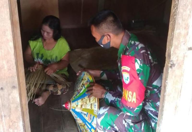 Tingkatkan Kemanunggalan TNI-Rakyat, Babinsa Air Besar Datangi Pengrajin Rotan