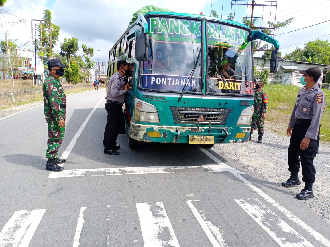 Koramil Mandor bersama Forkopicam melaksanakan Operasi Yustisi di Depan Kantor Kecamatan