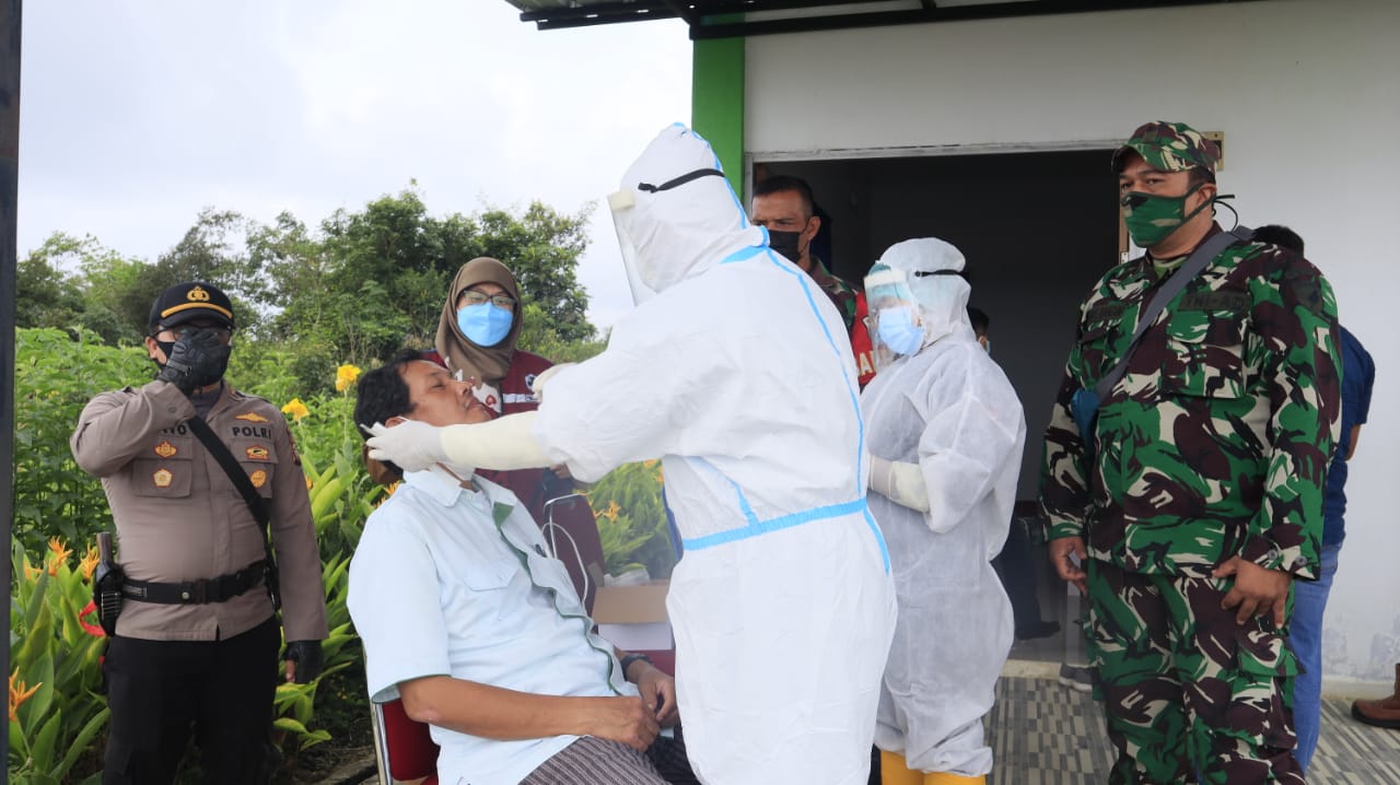 Putus Mata Rantai Penularan, Satgas Covid-19 Kecamatan Kuala Behe Laksanakan Tes Swab PCR Bersama Danramil Air Besar