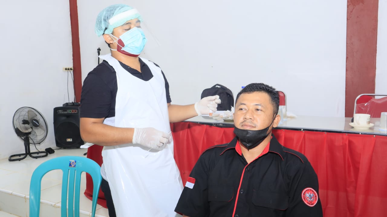 Babinsa Ngabang Dampingi Tim Kesehatan Laksanakan Swab di Kersik Belantian untuk Deteksi Penularan Covid-19