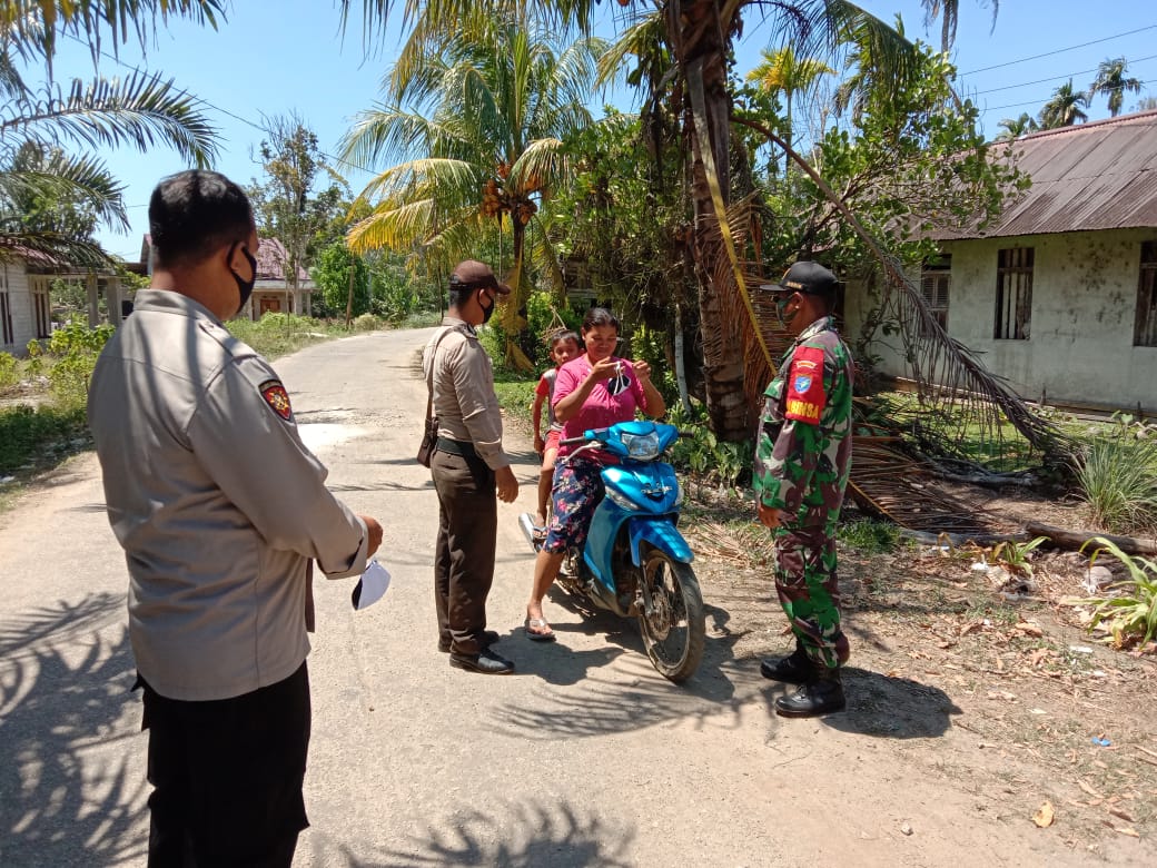 Babinsa Koramil Toho Bagikan Masker di Desa Binuang