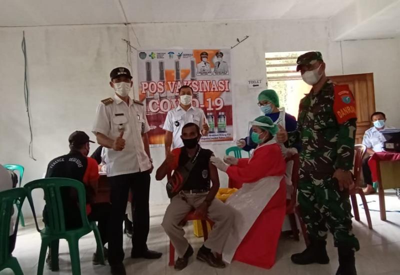 Danramil Sengah Temila Hadiri Vaksinasi Bagi Pelayan Publik dan Lansia Di Aula Desa Sidas