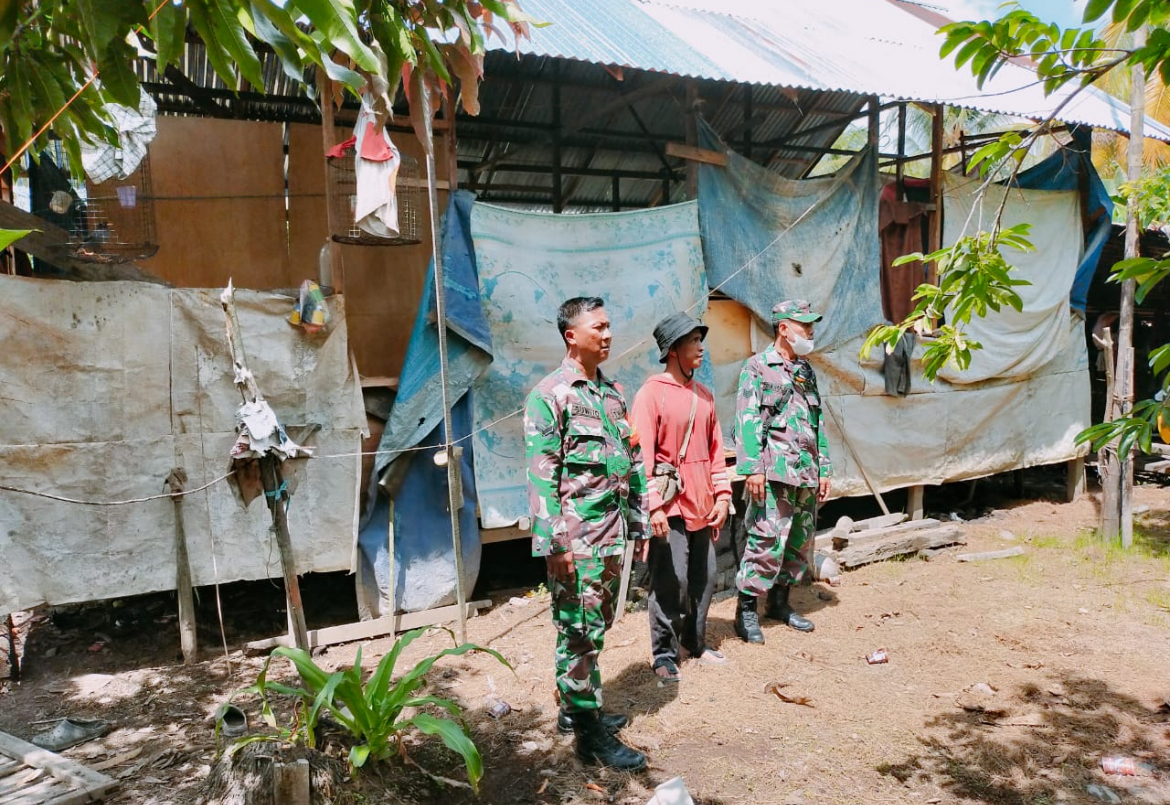 Sasaran Bedah Rumah Dicek oleh Babinsa Koramil Jongkat, ini Tujuannya
