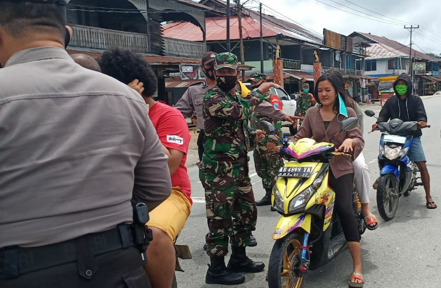 Babinsa Mandor Gandeng Polsek Razia Masker untuk Cegah Penularan Covid-19