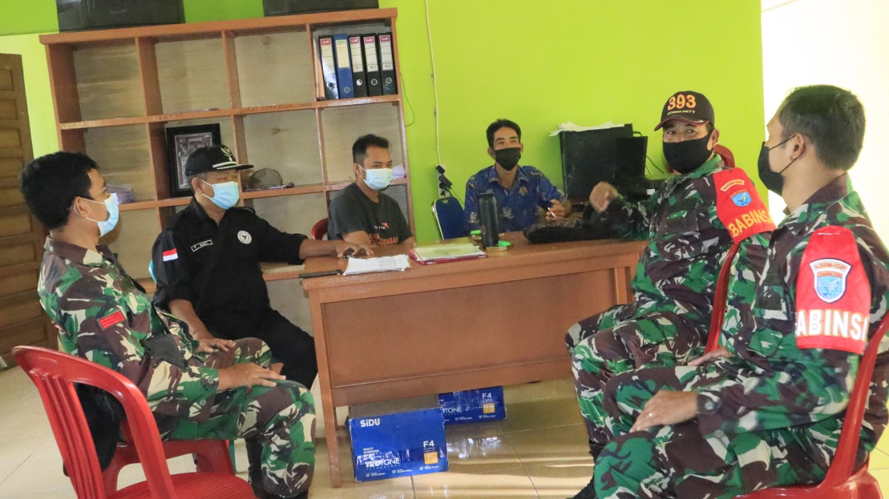Babinsa Koramil Ngabang Tingkatkan Koordinasi dengan Pemdes Temiang Sawi