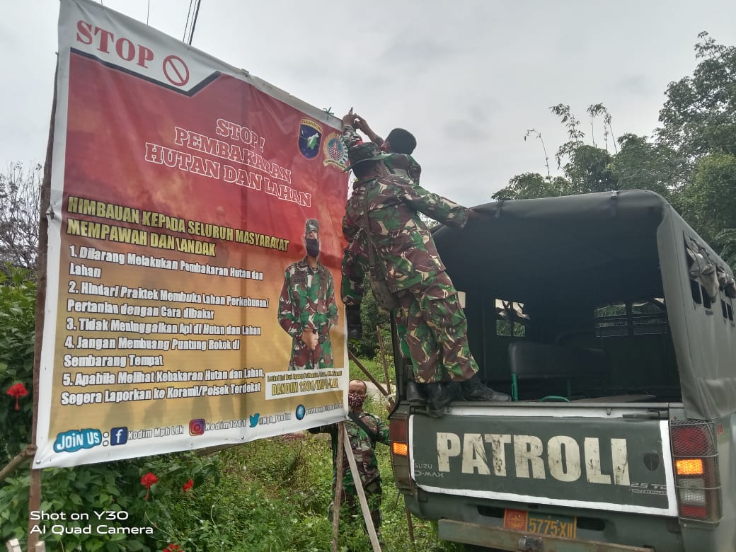 Cegah Karhutla di Wilayah, Koramil Toho Pasang Spanduk Himbuan/Larangan Membakar Hutan dan Lahan