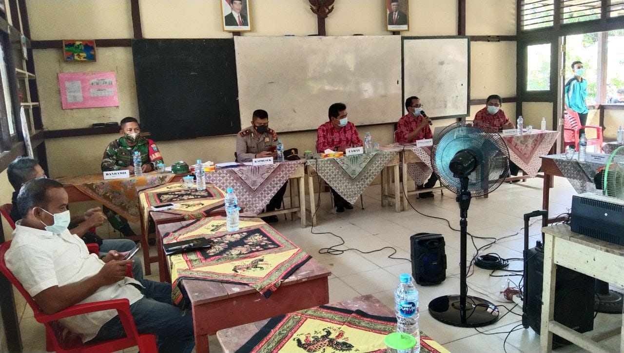 Sinergi Tugas, Babinsa Menjalin dengan Bhabinkamtibmas Patroli PPKM Mikro