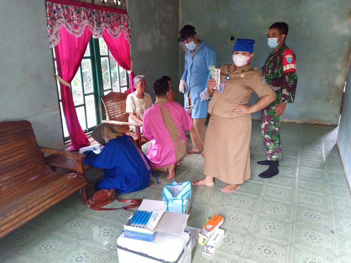 Bersama Cegah Covid-19l Dandim 1201 Apresiasi Babinsa Sungai Pinyuh Dampingi Tim Tracer Lakukan Tracing Kepada Warga Terkonfirmasi Covid 19