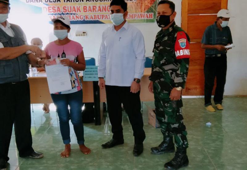 Babinsa Toho Dampingi Penyaluran BLT-DD di Desa Suak Barangan
